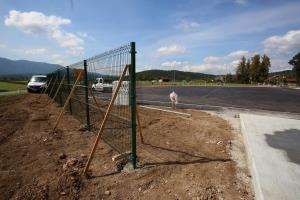 OGRAJA NA PARKIRIŠČU PRED OŠ CERKNICA 01 FOTO LJUBO VUKELIČ